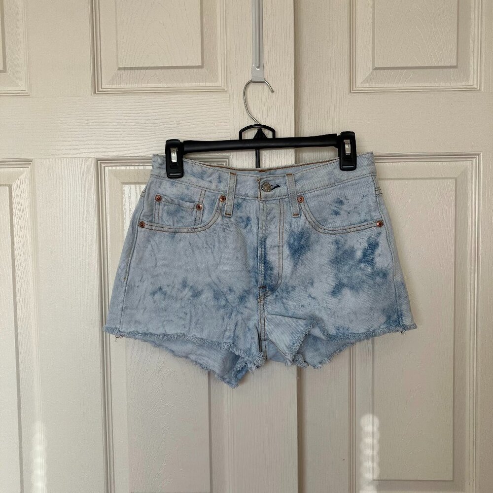LEVI'S 501 Original Fit shorts size 26  white with a subtle tie-dye in blue
